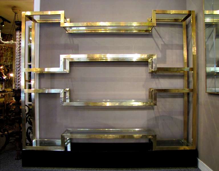 Important Italian 1970's polished brass shelves or bookcase, with glass levels In Excellent Condition In Paris, FR