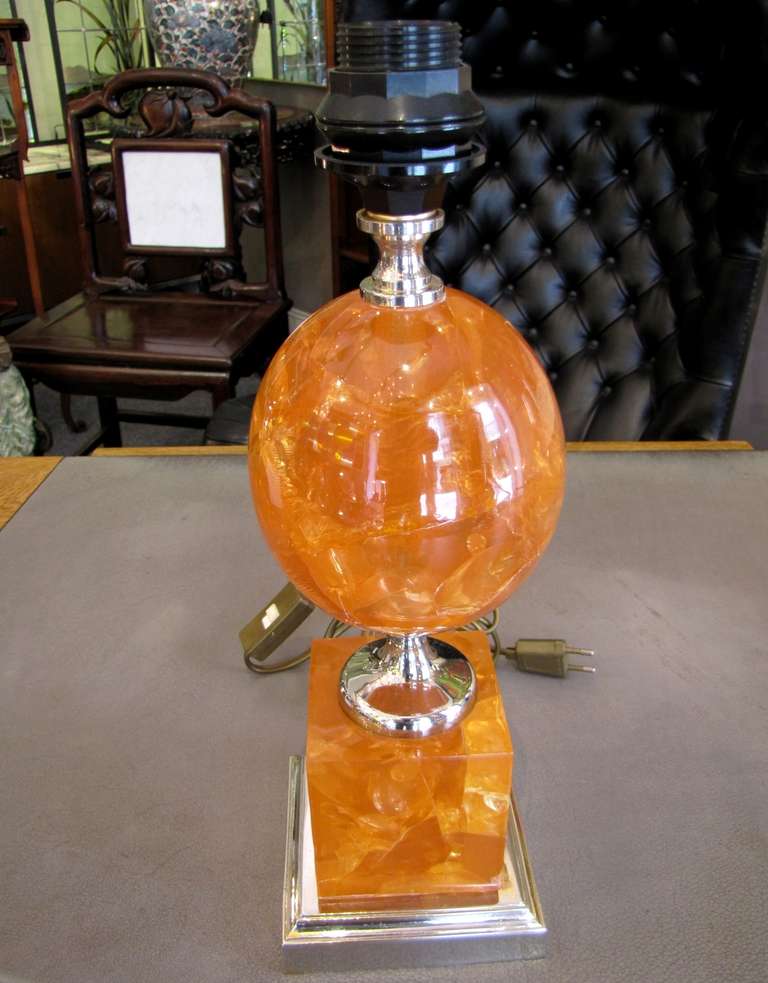 Pied de lampe des années 1970 en résine fractale orange et chrome.