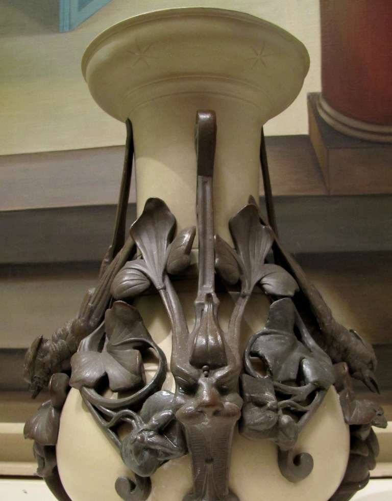 Paar Vasen aus glasiertem Steingut von 1900, verziert mit Jagdvögeln, Insekten, Blättern und Früchten, Bändern und Löwenmasken.
 Das Innere ist mit einem Behälter aus Weißblech ausgekleidet.
