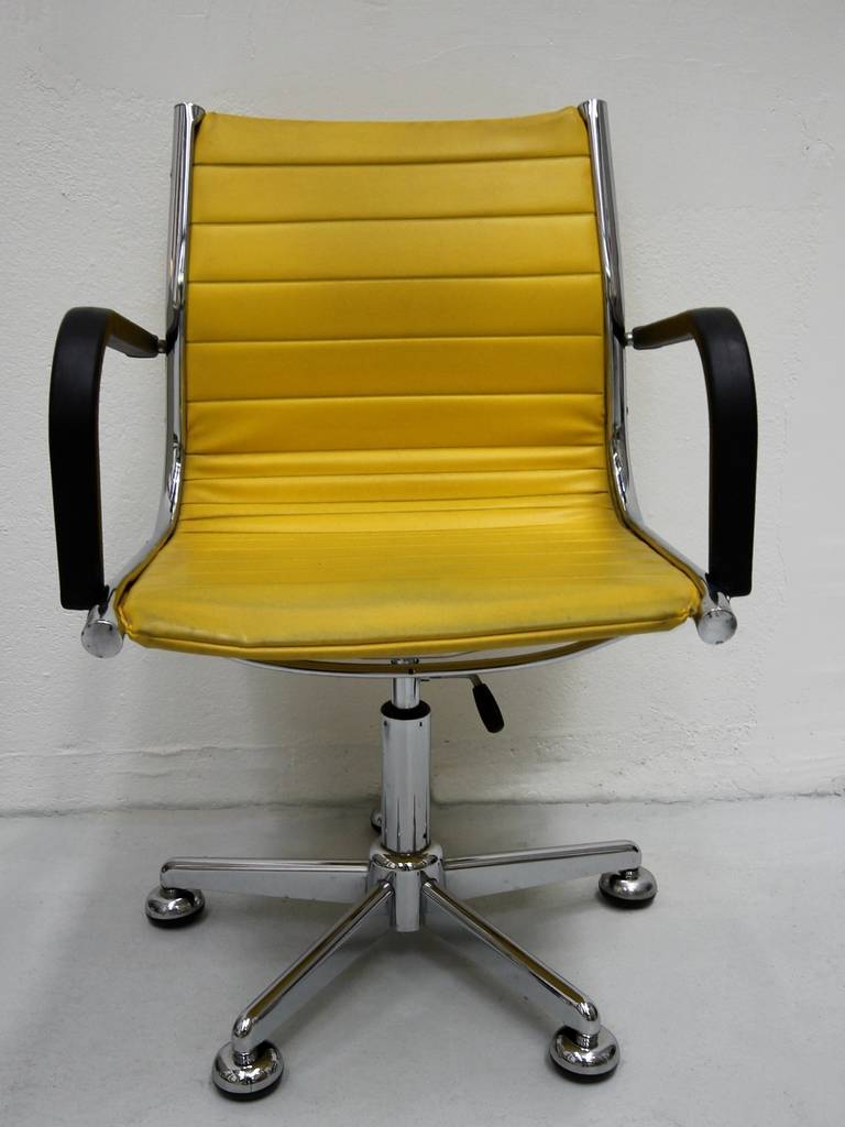 Dix chaises des années 1950 en bon état d'origine.