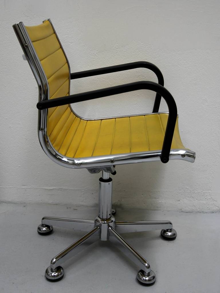 Milieu du XXe siècle Dix chaises des années 1950 dans le style de Charles Eames en vente