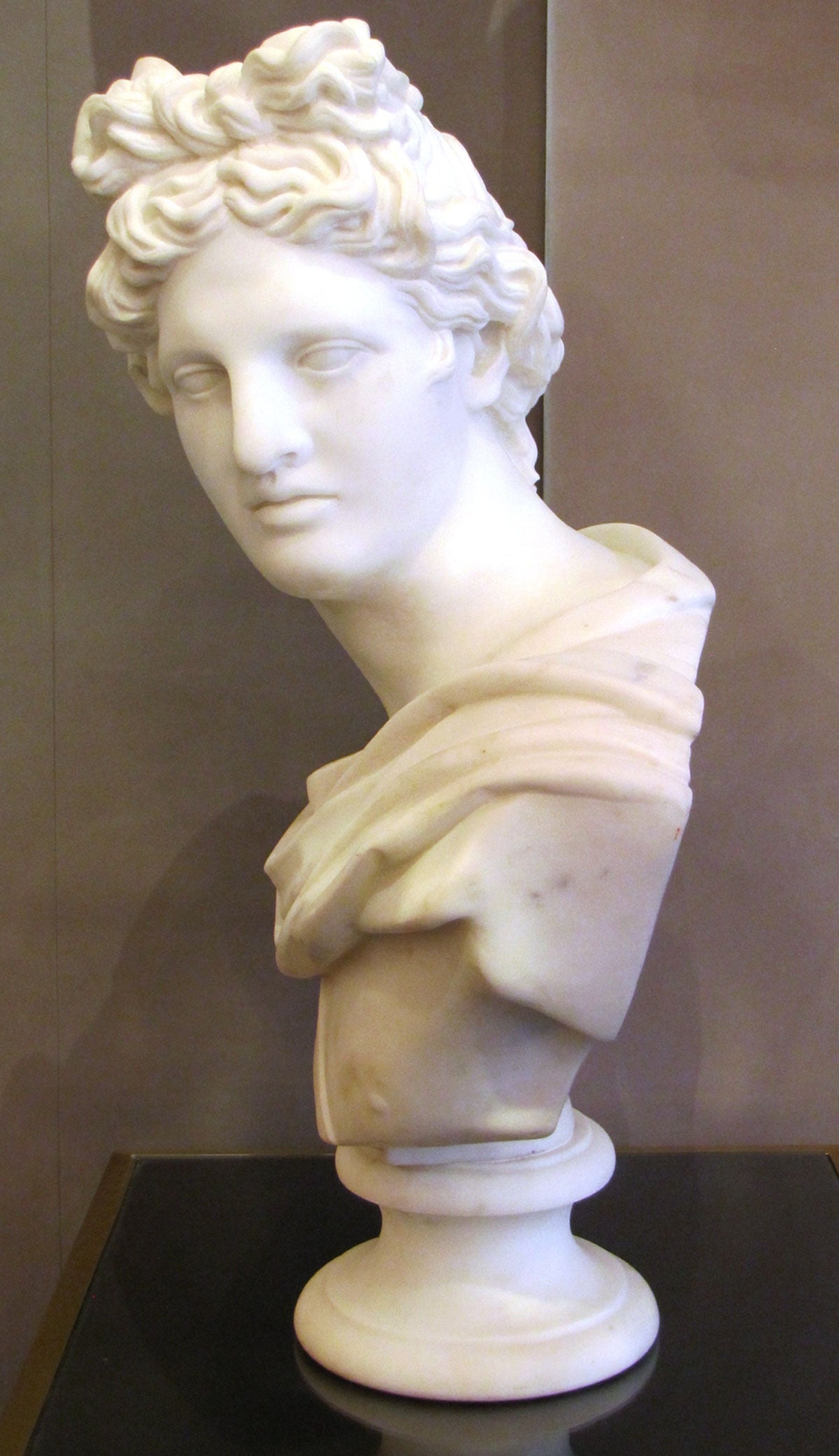 Large Beautiful Apollo Bust in Carrara Marble, after the Antique In Excellent Condition In Paris, FR