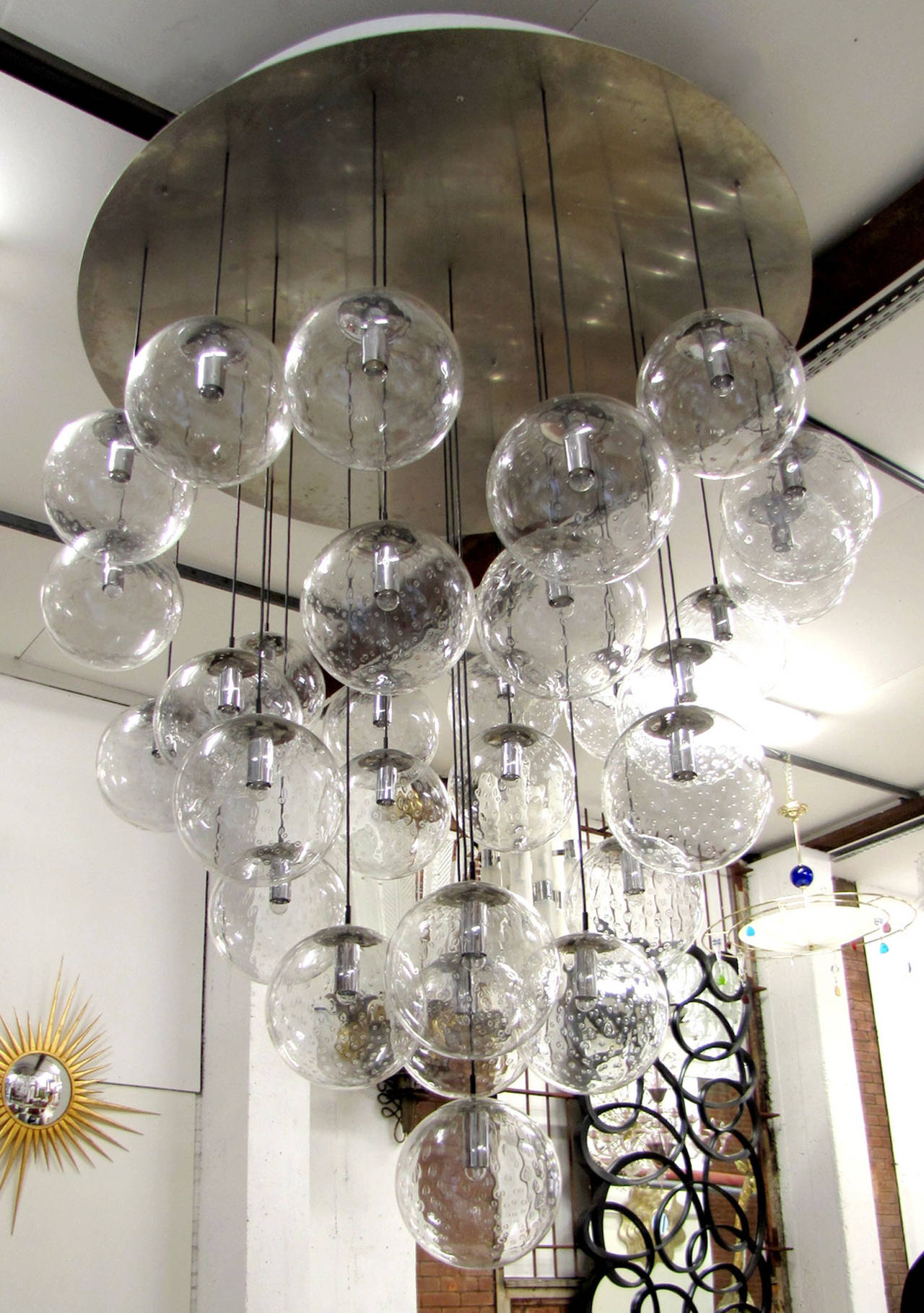 Amaizing 1970's huge glass balls chandelier by Raak Amsterdam Excellent état à Paris, FR