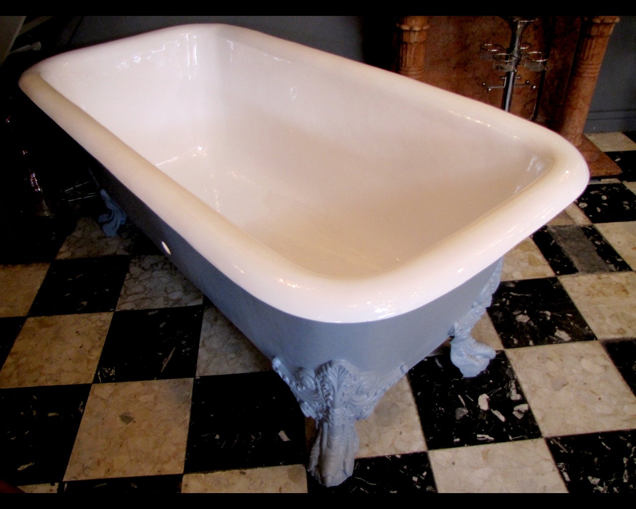 Bathtub Empire style in porcelain coated cast iron