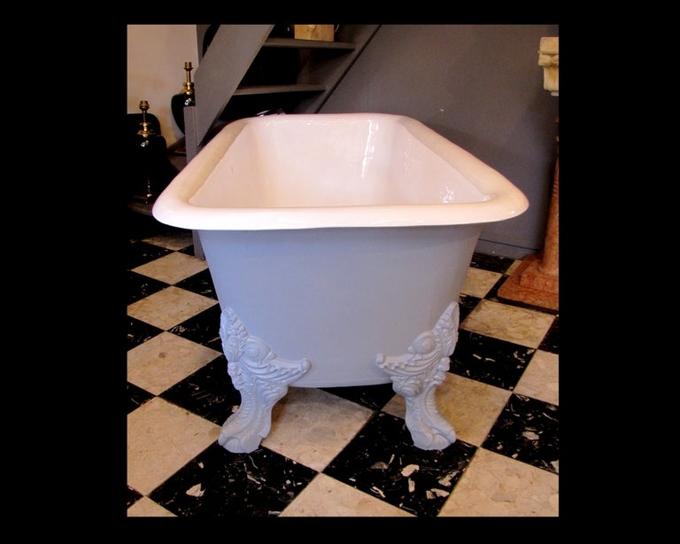 Bathtub Empire style in porcelain coated cast iron, 
Enamel interior redone, exterior paint in the desired color, such as the origin. The gray paint is an anti-rust.