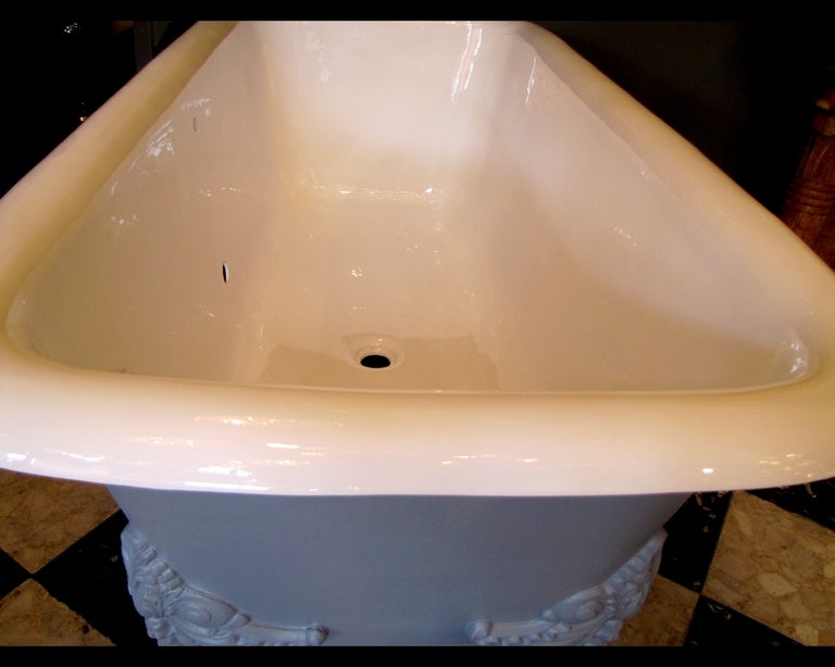 Bathtub Empire style in porcelain coated cast iron In Excellent Condition In Paris, FR