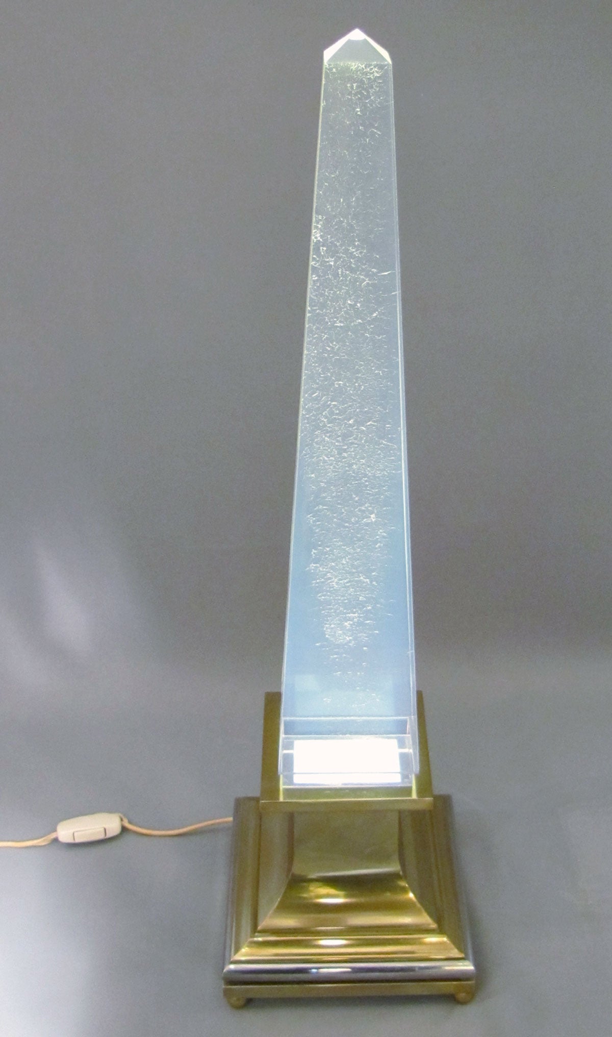 Doré Magnifique et rare obélisque lumineux d'Angolo Metallarte, Roma, Italie, 1970 en vente
