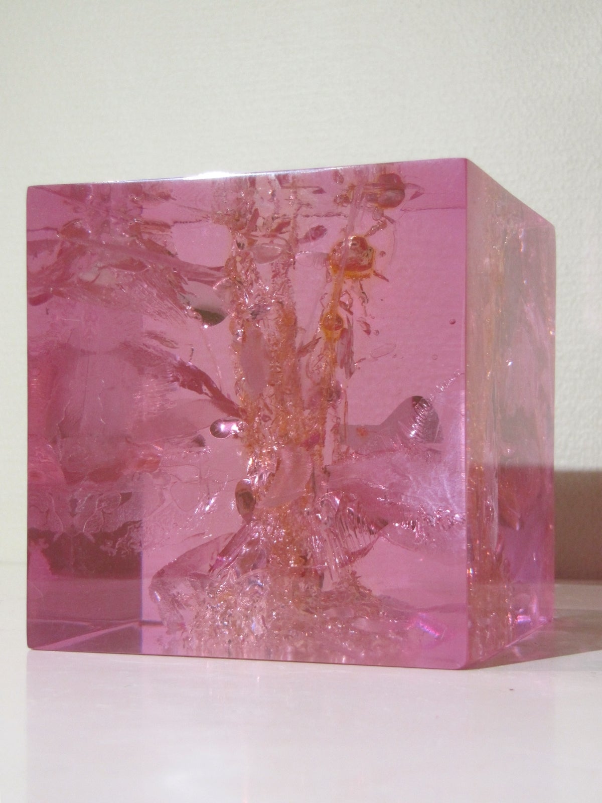 Three cubes in pink fractal resin For Sale 1