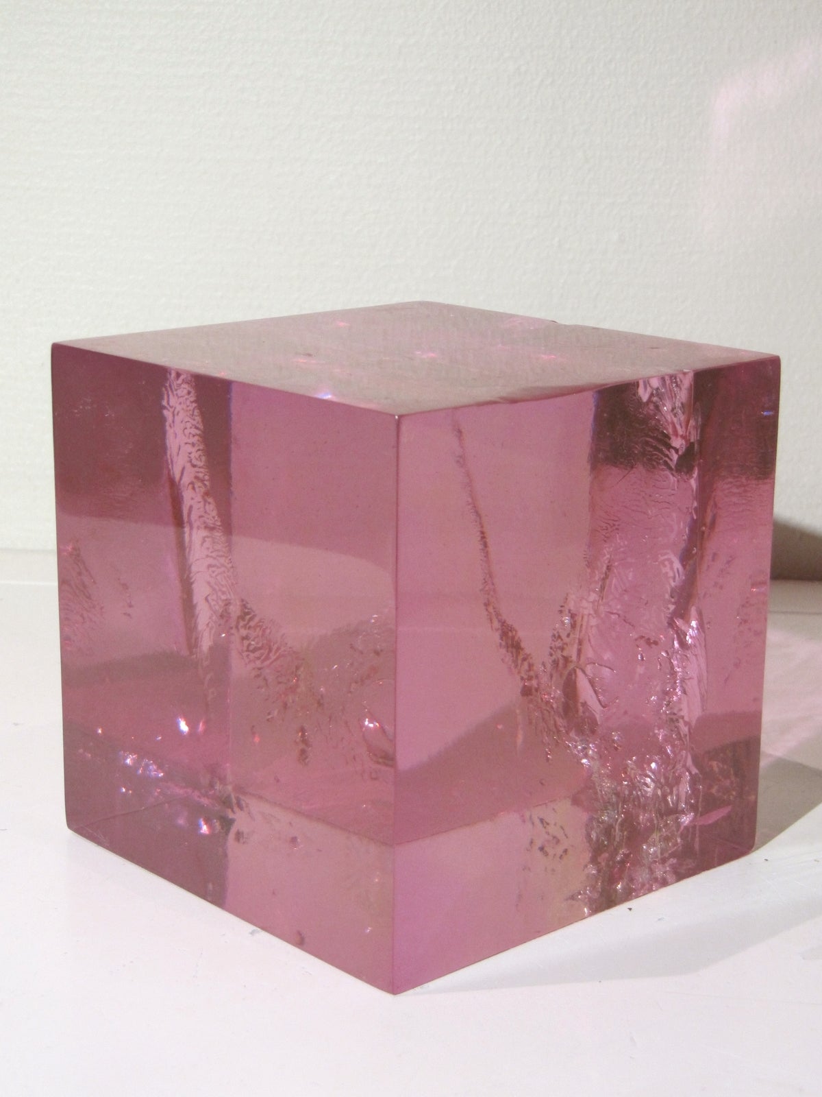 Late 20th Century Three cubes in pink fractal resin For Sale