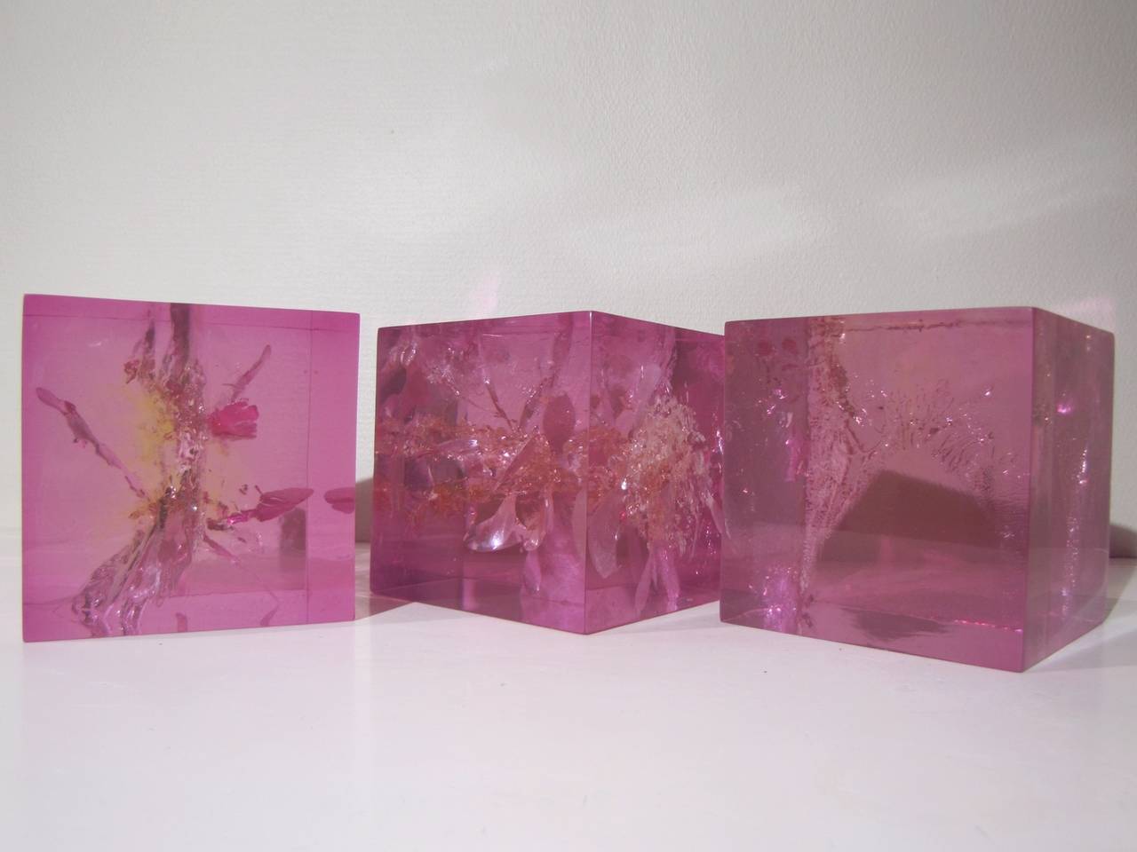 French Three cubes in pink fractal resin For Sale