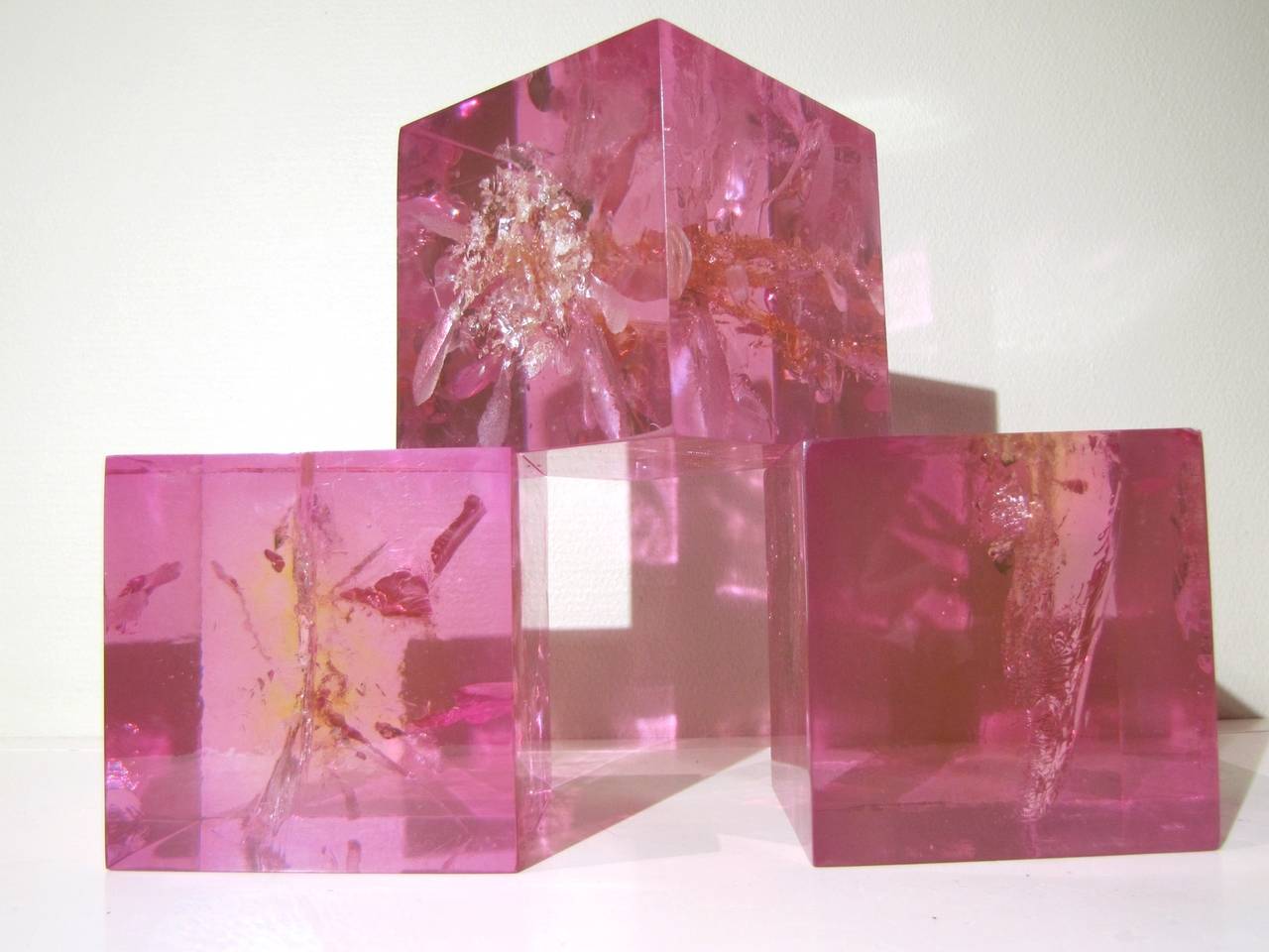 Drei interessante Würfel aus rosa fraktalem Harz, handgefertigte Einzelstücke.