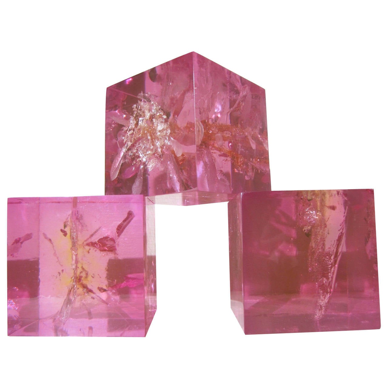 Trois cubes en résine fractale rose