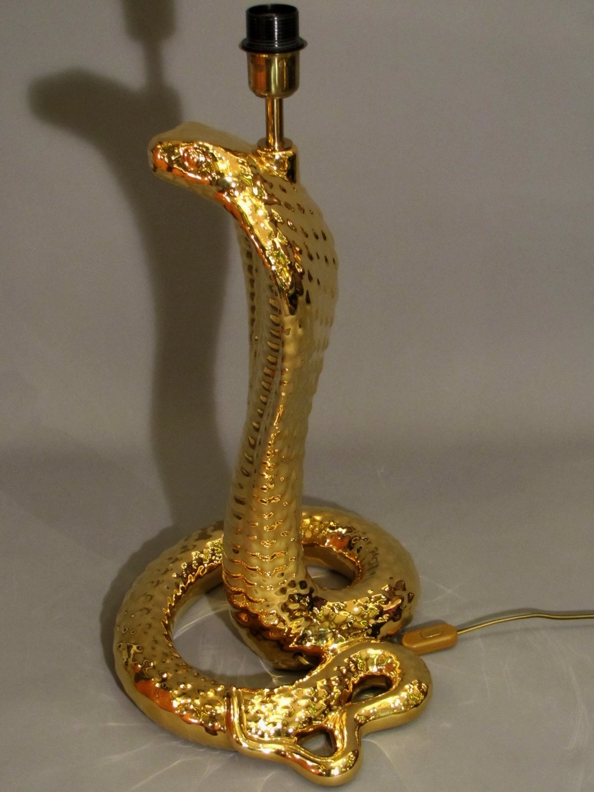 Cobra-Lampe von Tommaso Barbi aus den 1970er Jahren (Vergoldet) im Angebot