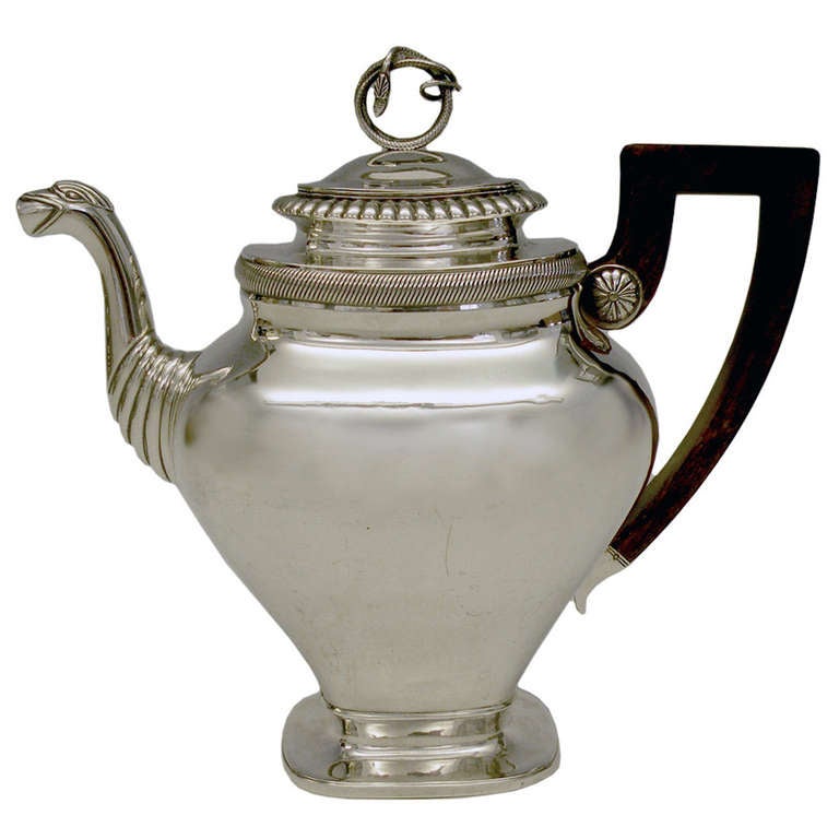 Um 1830, 0,875er Feinsilber, von Albertus Homan, Amsterdam, Niederlande. Nach zweihundert Jahren ist diese Kaffeekanne immer noch so modern und zeitgemäß wie am ersten Tag. Die Niederländer reisten und handelten überall; ihr Geschmack war global und