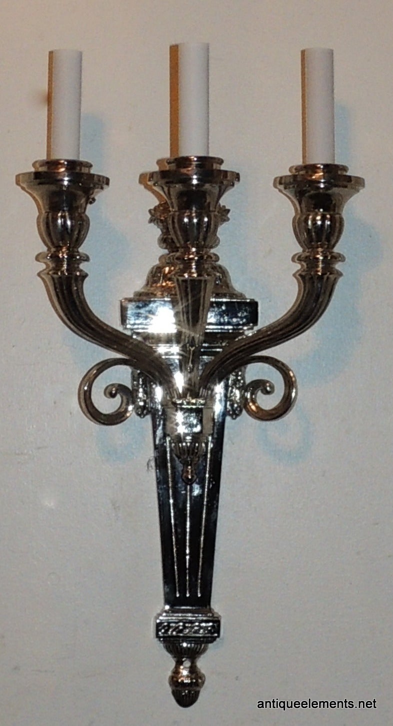 Nickel Applique neoclassiche a tre bracci placcate in nichel attribuite a Caldwell in vendita