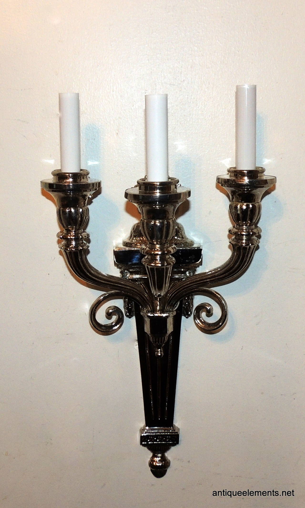 Americano Applique neoclassiche a tre bracci placcate in nichel attribuite a Caldwell in vendita