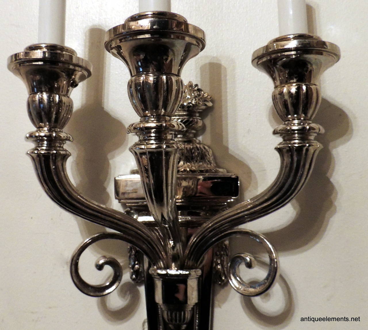 Placcato Applique neoclassiche a tre bracci placcate in nichel attribuite a Caldwell in vendita