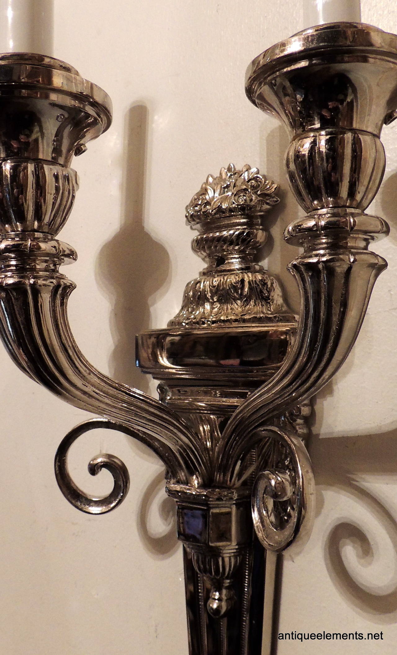 Applique neoclassiche a tre bracci placcate in nichel attribuite a Caldwell In condizioni buone in vendita a Roslyn, NY