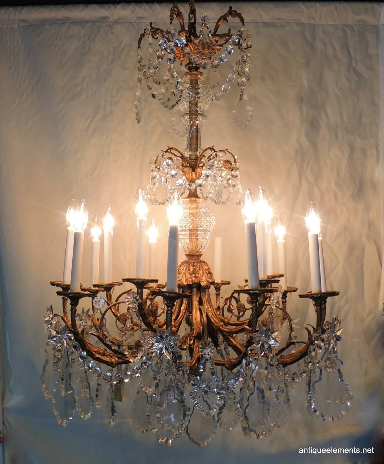 French Late 19th Century Rococo Doré Bronze and Crystal Large Fifteen-Light Chandelier For Sale