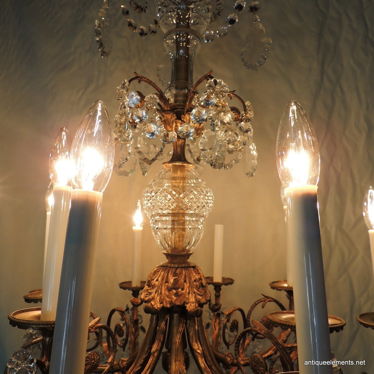 Late 19th Century Rococo Doré Bronze and Crystal Large Fifteen-Light Chandelier For Sale 1