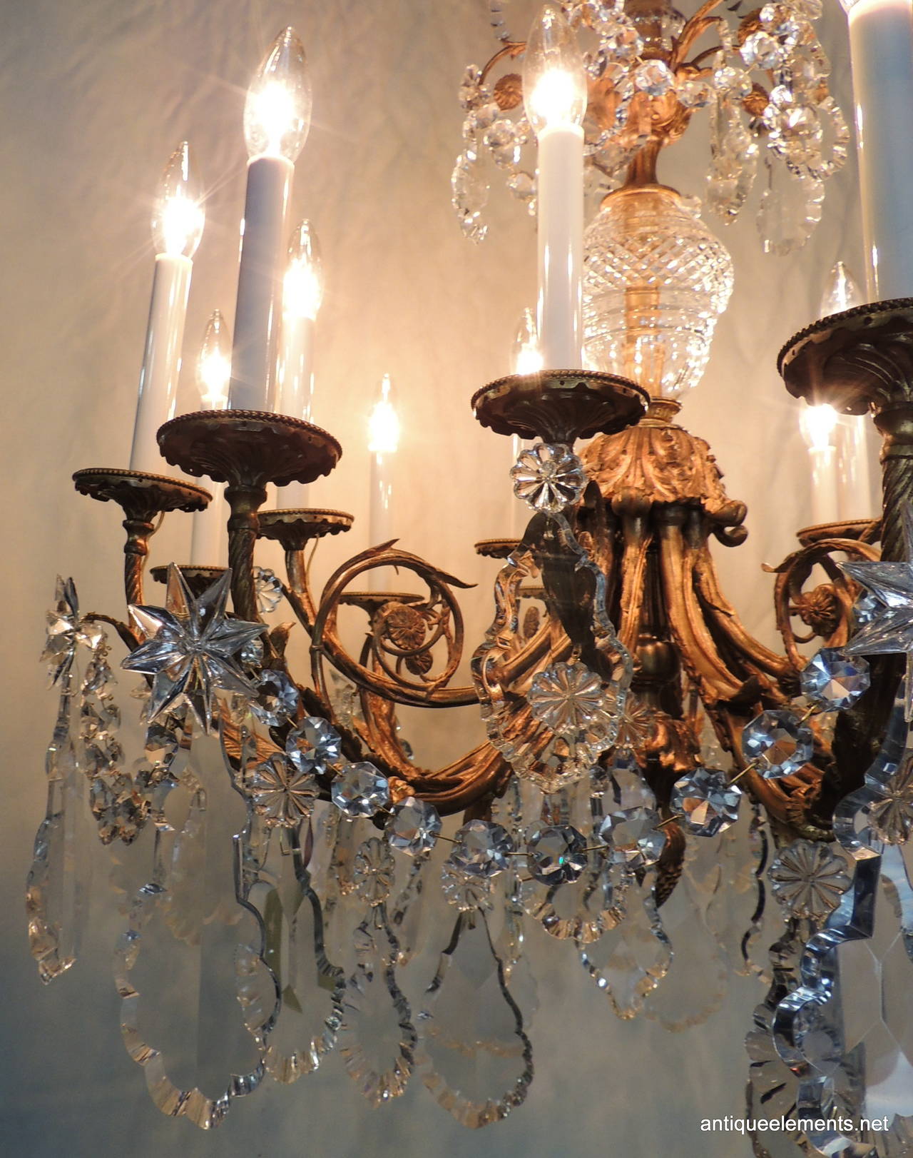 Fine XIX secolo Lampadario rococò a quindici luci in bronzo doré e cristallo della fine del XIX secolo in vendita