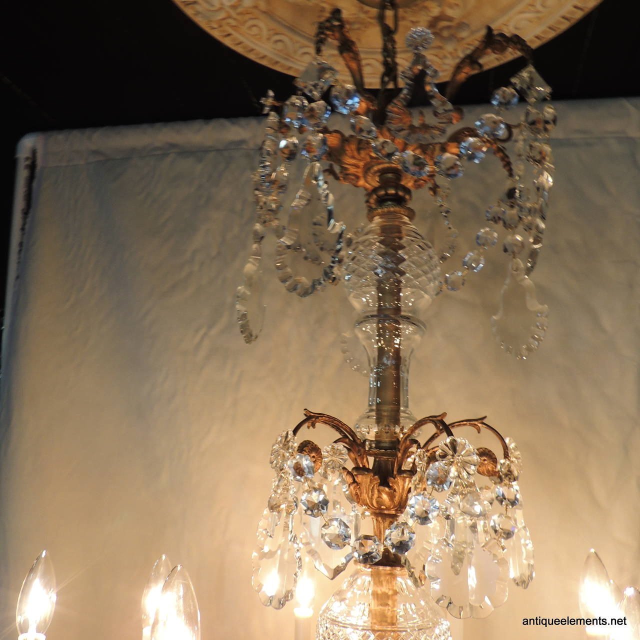 Late 19th Century Rococo Doré Bronze and Crystal Large Fifteen-Light Chandelier For Sale 5