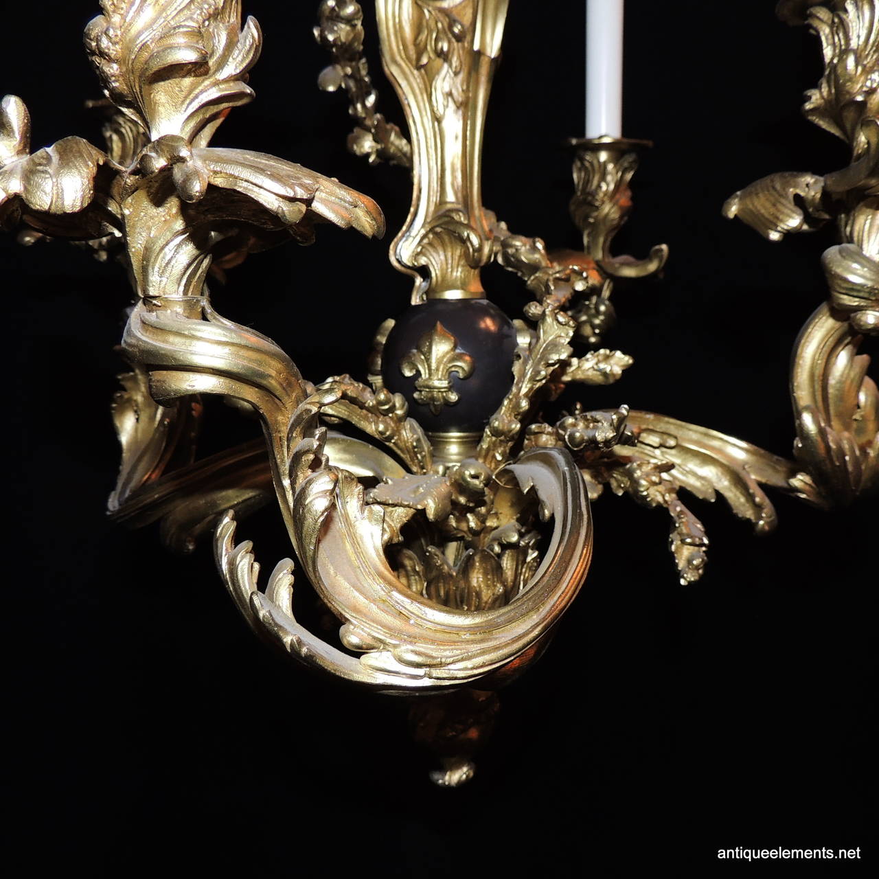 Début du 20ème siècle Merveilleux lustre français Rococo Doré en bronze et patine avec ruban en arc de cercle en vente