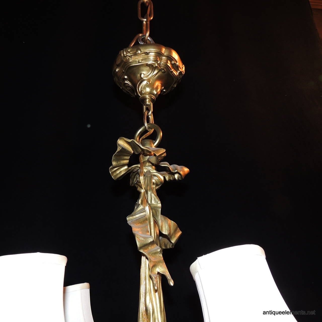Meraviglioso lampadario French Rococo Doré in bronzo e patina con arco a nastro in vendita 1