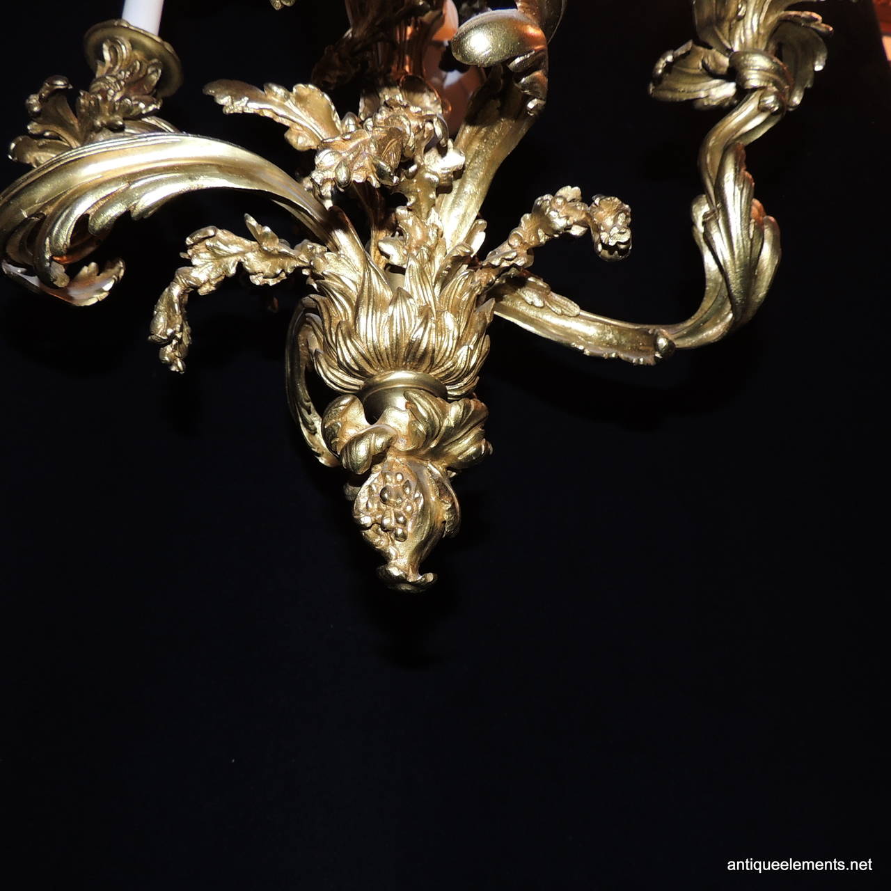 Merveilleux lustre français Rococo Doré en bronze et patine avec ruban en arc de cercle en vente 4