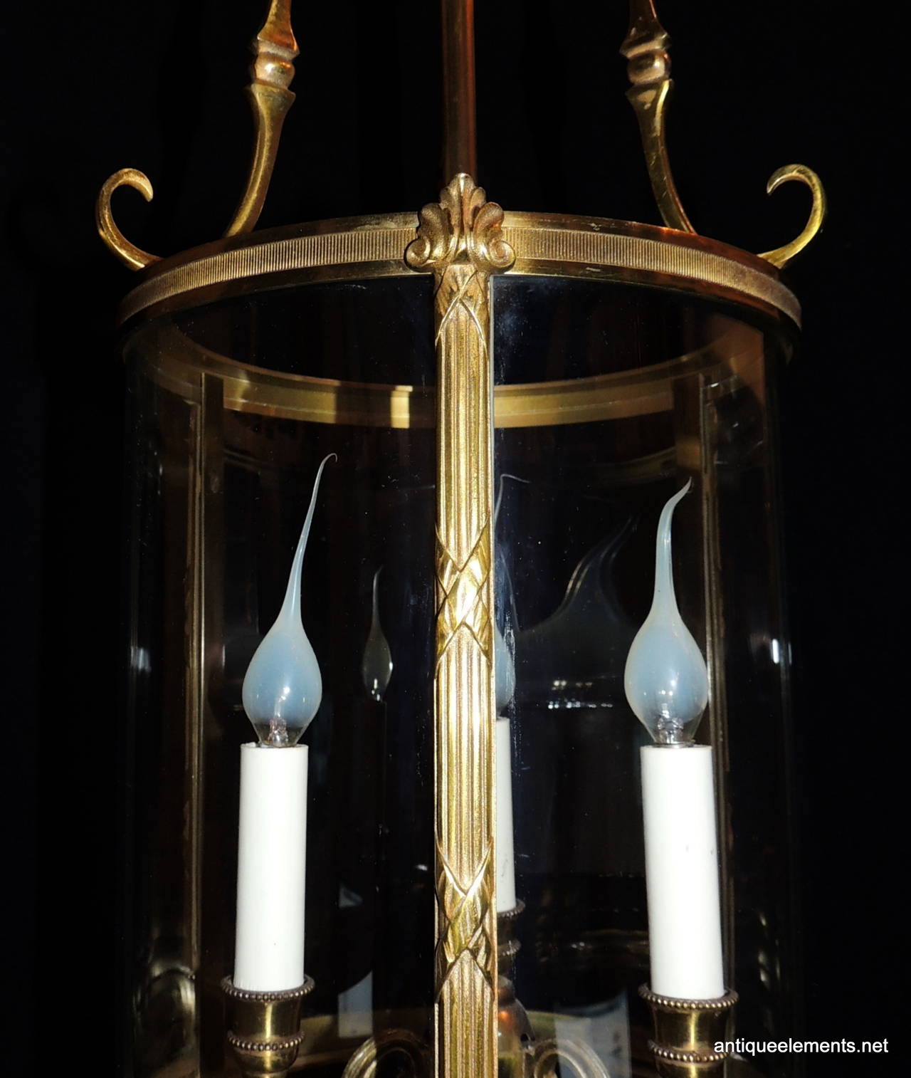 Wonderful Pair of Dore Bronze, Readed and X-Pattern Curved Glass Lanterns In Excellent Condition In Roslyn, NY