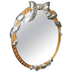 Merveilleux miroir ovale français en bois doré avec nœud et ruban en feuilles d'argent