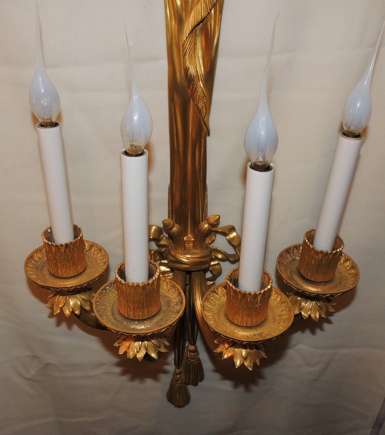 Hervorragendes Paar vierarmiger Doré-Bronze-Caldwell-Leuchter mit Schleife und Quaste (Vergoldet) im Angebot