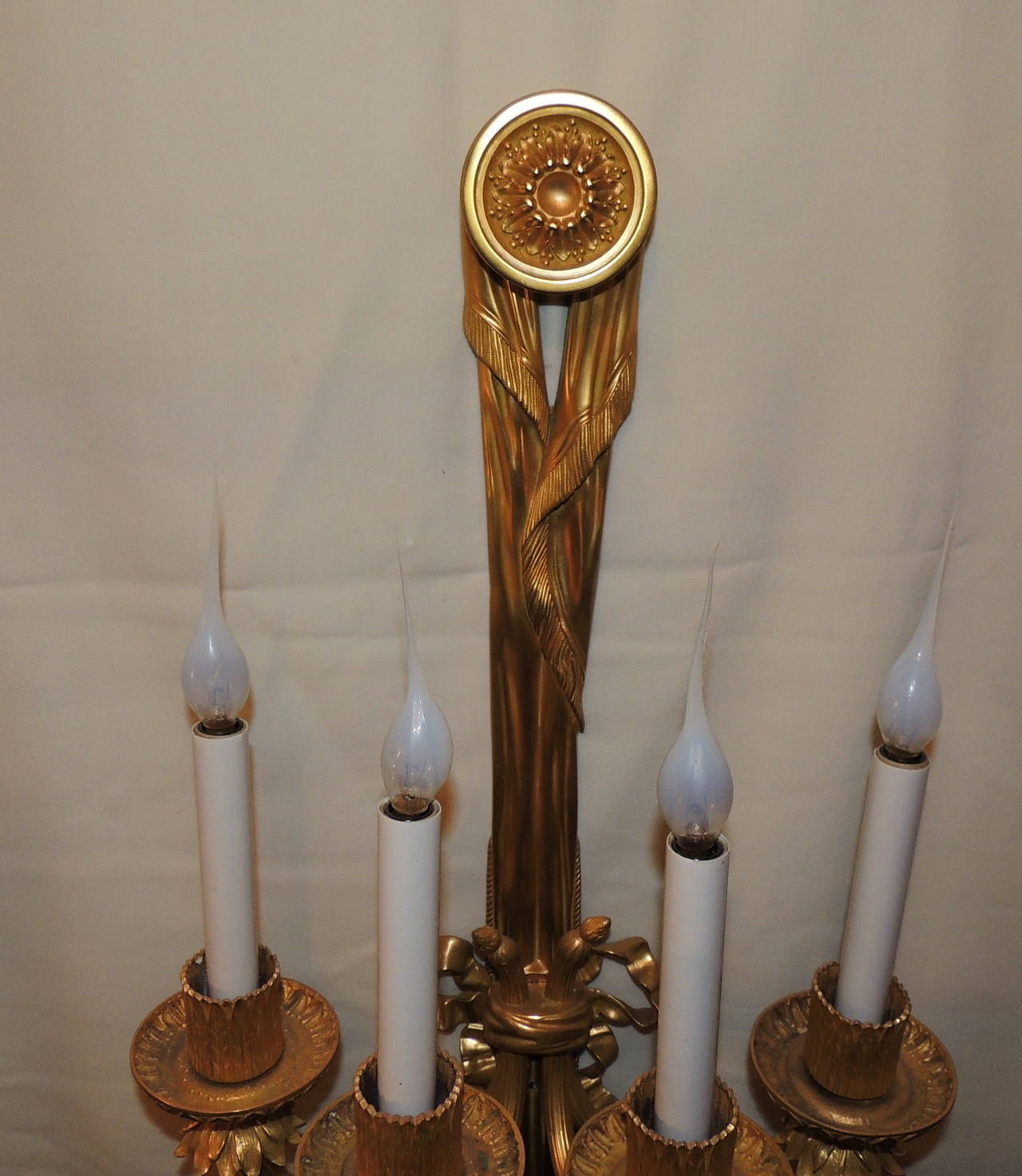 Hervorragendes Paar vierarmiger Doré-Bronze-Caldwell-Leuchter mit Schleife und Quaste im Zustand „Gut“ im Angebot in Roslyn, NY