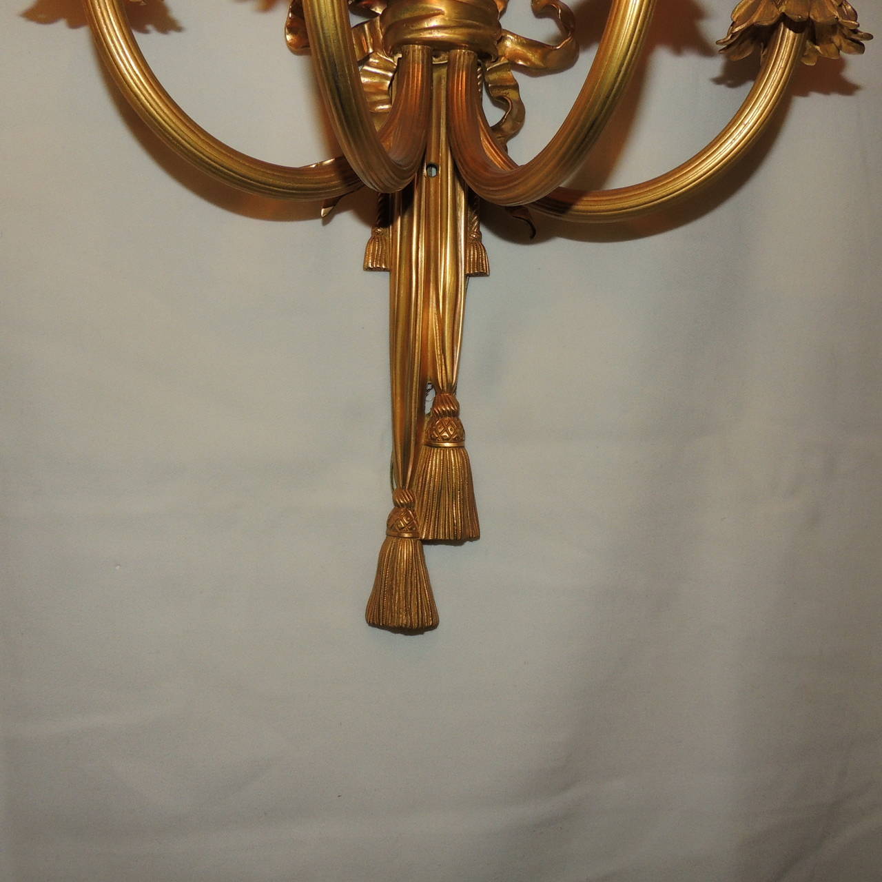 Hervorragendes Paar vierarmiger Doré-Bronze-Caldwell-Leuchter mit Schleife und Quaste im Angebot 1