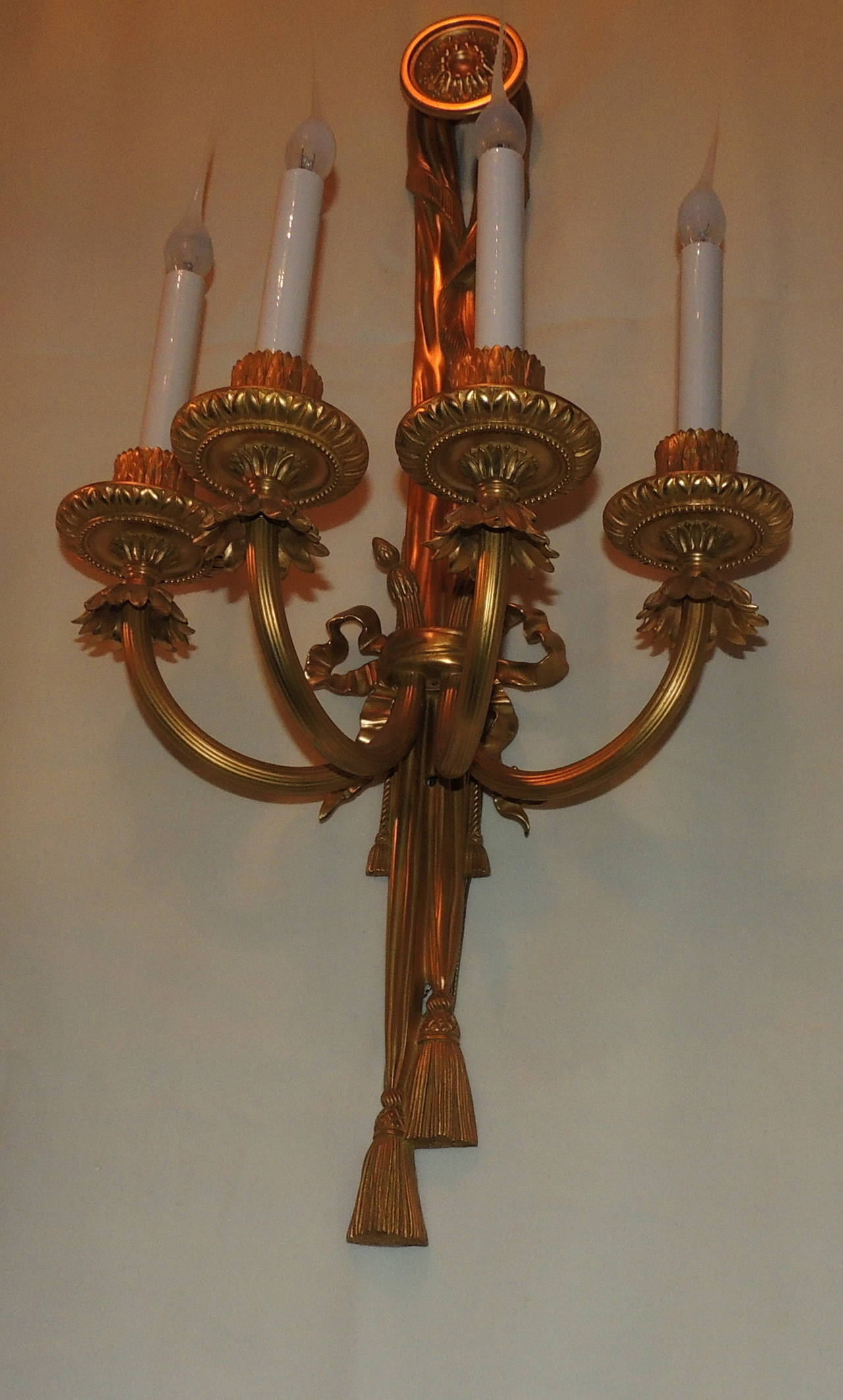 Hervorragendes Paar vierarmiger Doré-Bronze-Caldwell-Leuchter mit Schleife und Quaste im Angebot 2