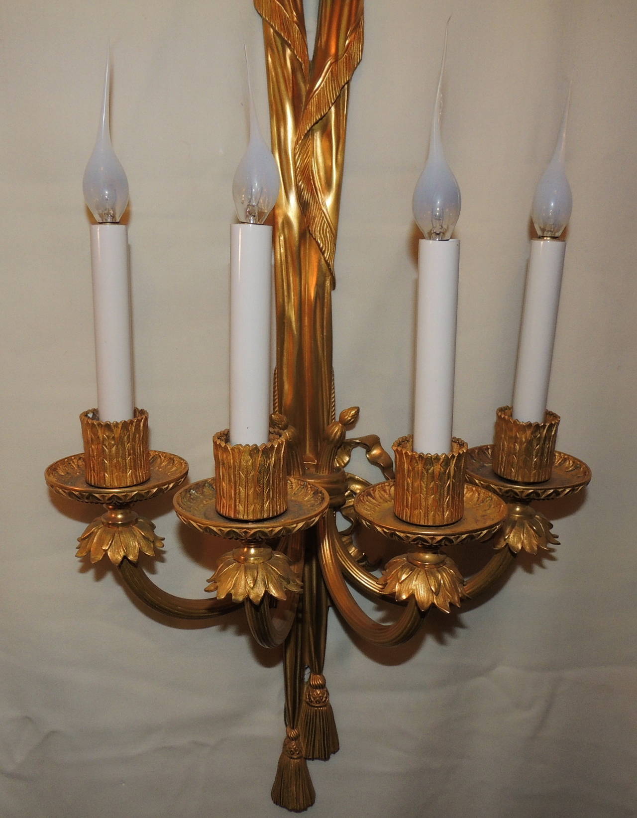 Hervorragendes Paar vierarmiger Doré-Bronze-Caldwell-Leuchter mit Schleife und Quaste im Angebot 3
