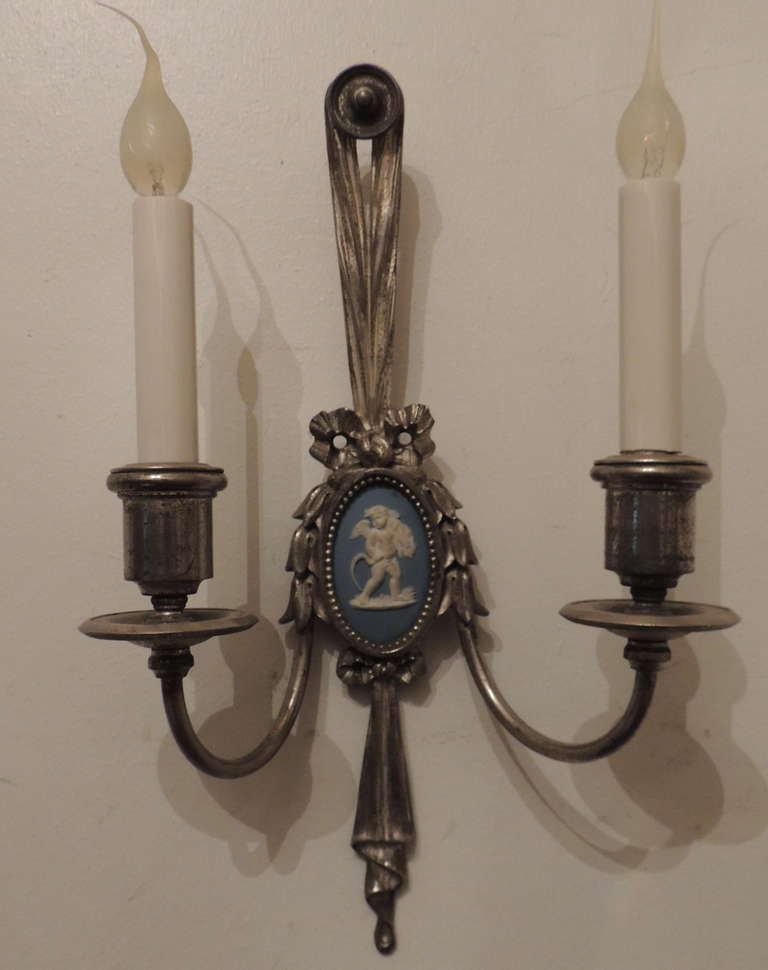 Une belle paire de lampes en bronze argenté ; Wedgwood 
Appliques murales néoclassiques à deux bras 
Par E. F. Caldwell Co.