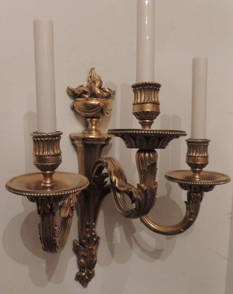 Paire exquise d'appliques néoclassiques en bronze doré à trois bras avec couvercle en forme d'urne
E.F. Caldwell.
