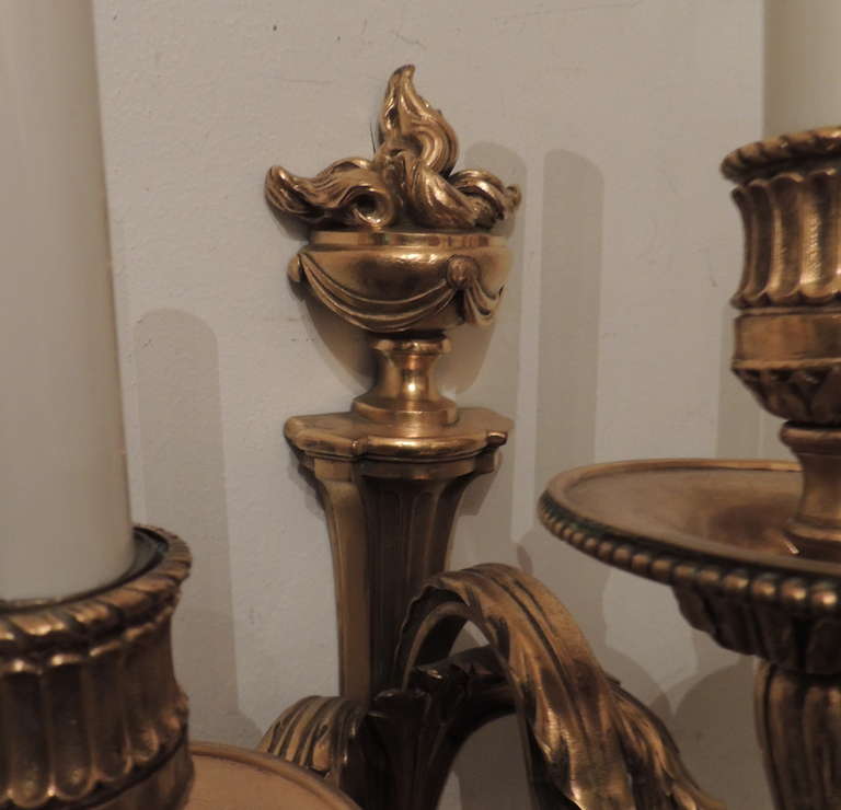 Néoclassique Paire d'appliques néoclassiques à trois bras en bronze doré avec urne sur le dessus, E.F. Caldwell - Caldwell en vente