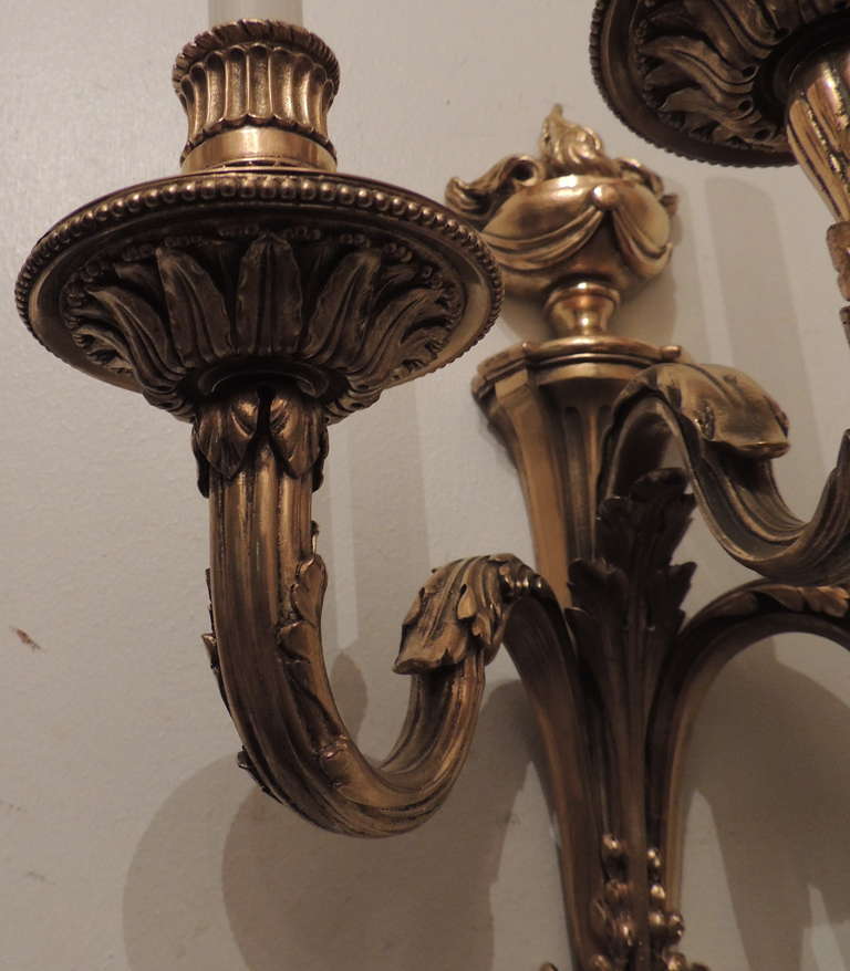 Doré Paire d'appliques néoclassiques à trois bras en bronze doré avec urne sur le dessus, E.F. Caldwell - Caldwell en vente