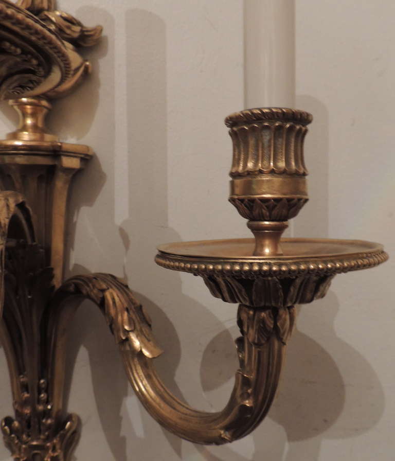 20ième siècle Paire d'appliques néoclassiques à trois bras en bronze doré avec urne sur le dessus, E.F. Caldwell - Caldwell en vente