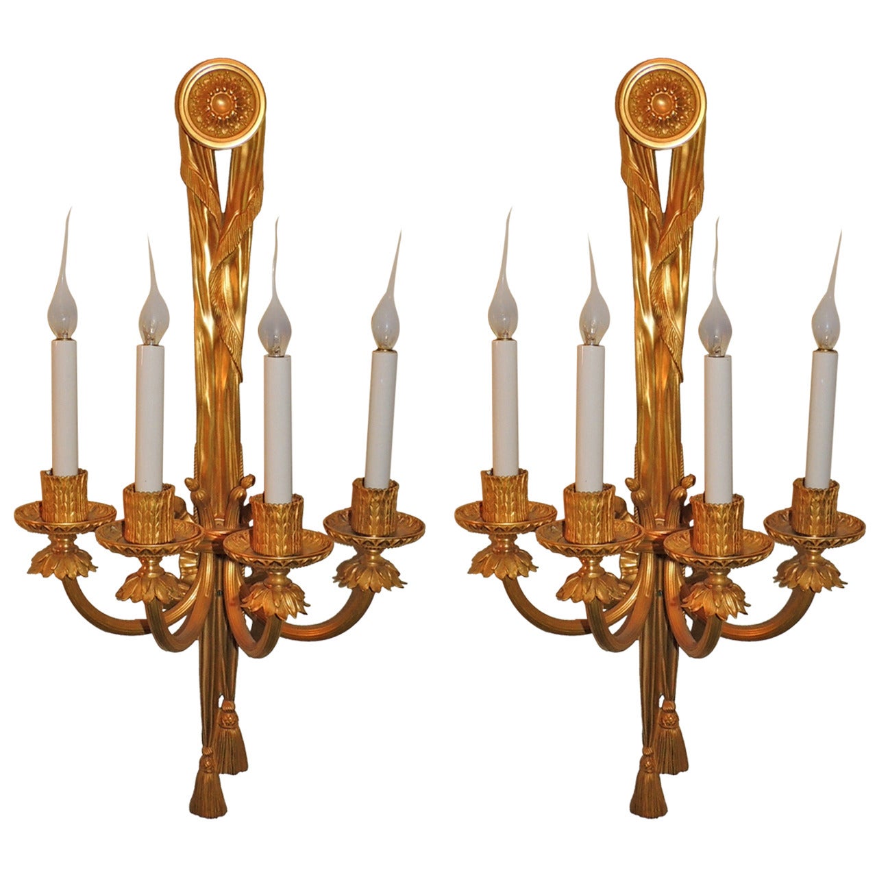 Hervorragendes Paar vierarmiger Doré-Bronze-Caldwell-Leuchter mit Schleife und Quaste im Angebot