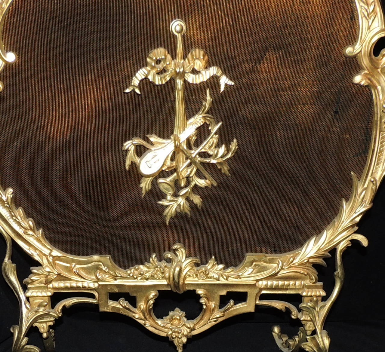Elegante Chimenea Francesa de Bronce Doré con Arco, Medallón Central de Cuerno Francés en venta