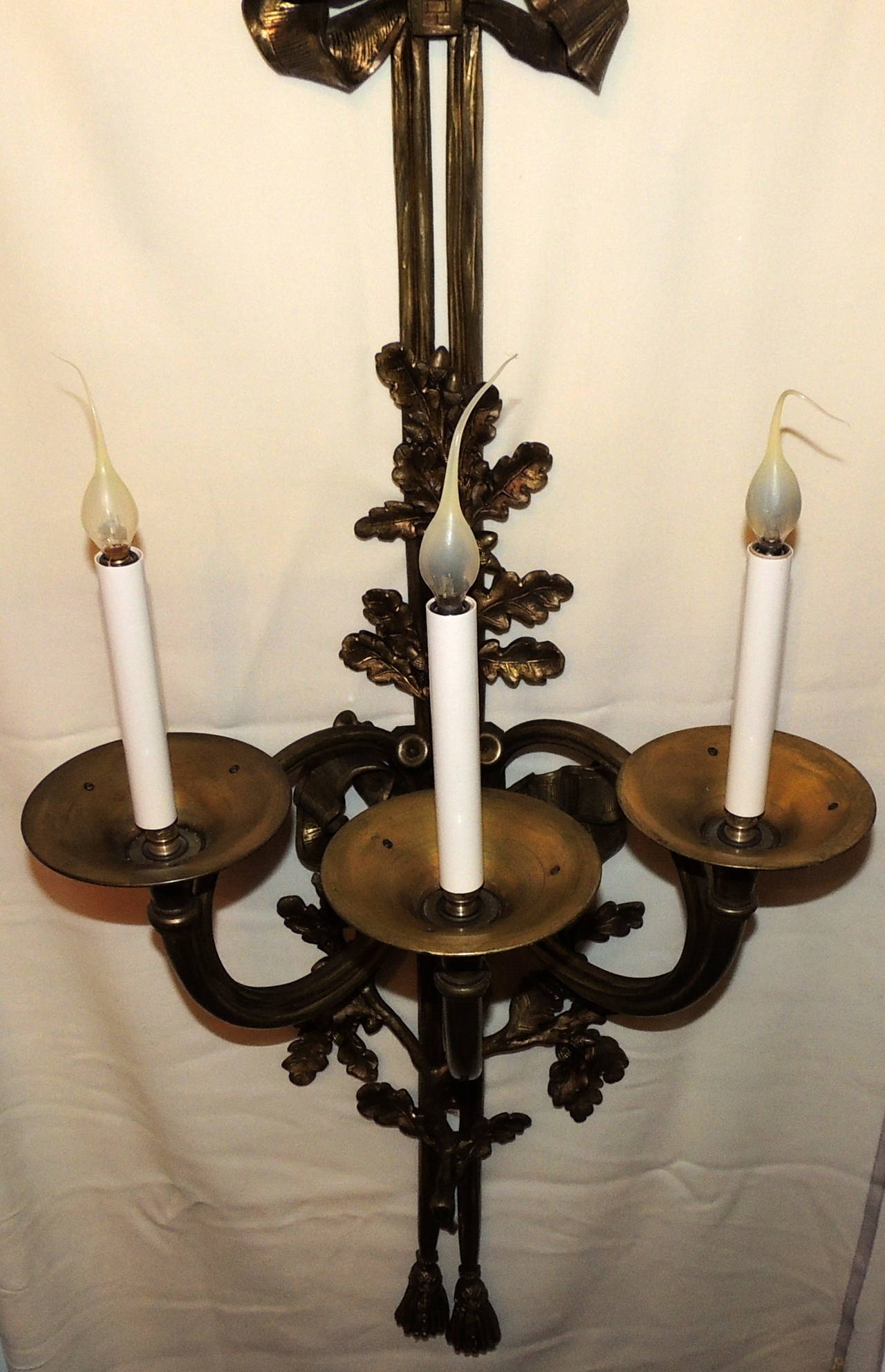 Francese Meravigliosa coppia monumentale di grandi dimensioni in bronzo di flauto di corno francese con arco e nappe in vendita