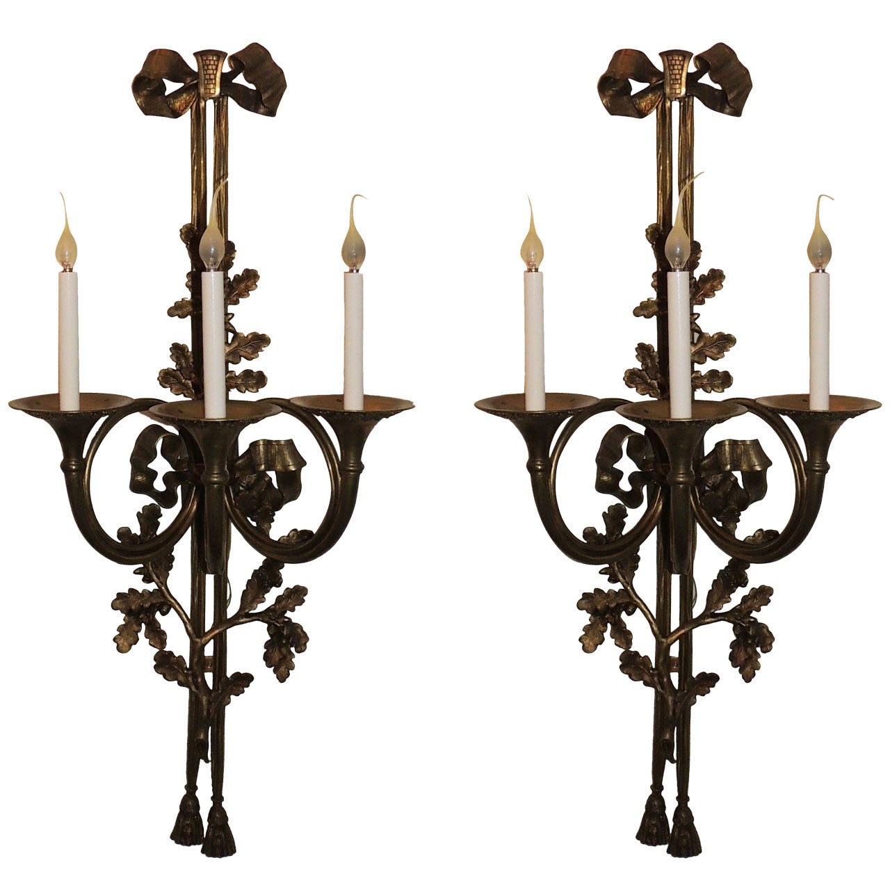 Merveilleuse paire monumentale de grandes appliques monumentales en bronze en forme de flûte de corne française avec nœud papillon sur le dessus
