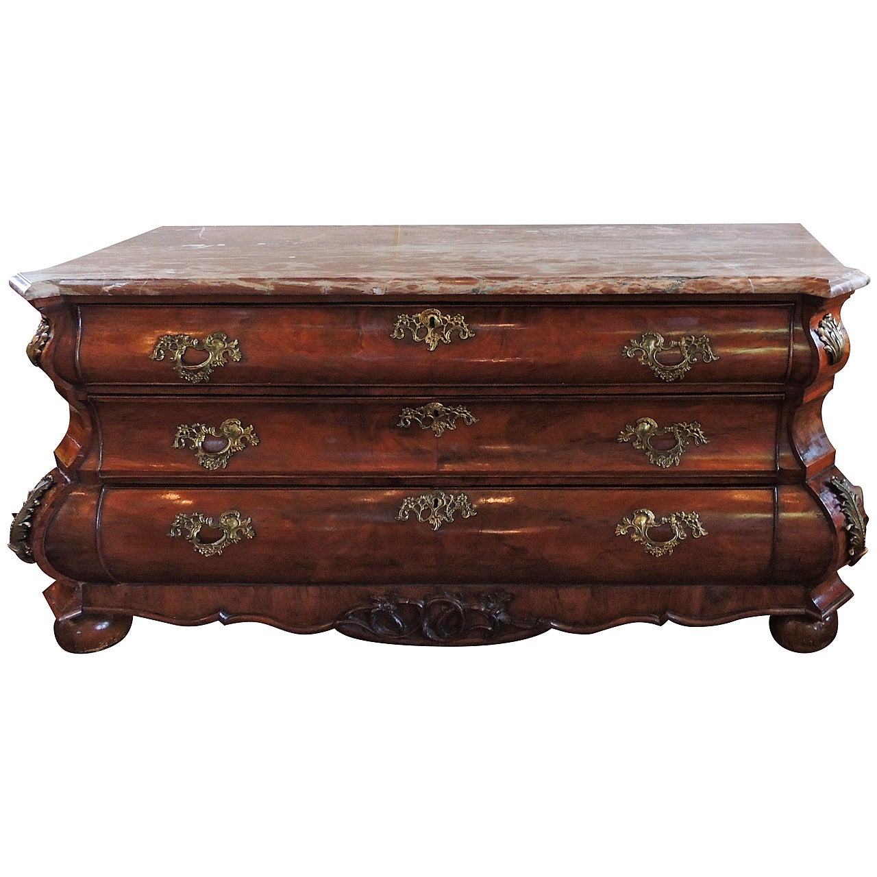 Elegante Aparador Francés de Caoba Montado en Bronce Ormolu con Tapa de Mármol Rosa