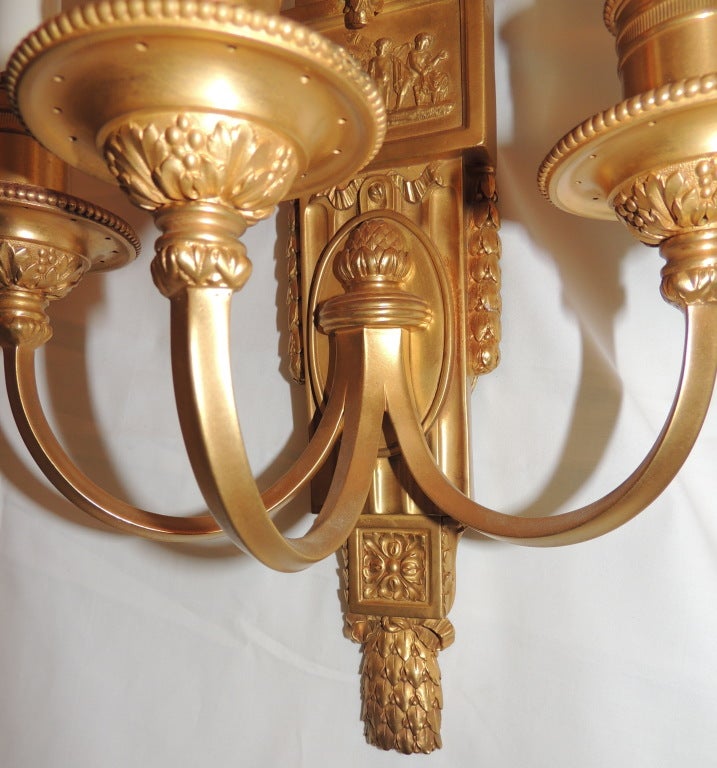 Néoclassique Merveilleuse paire d'appliques murales Caldwell à trois bras en bronze doré avec urne Putti en vente