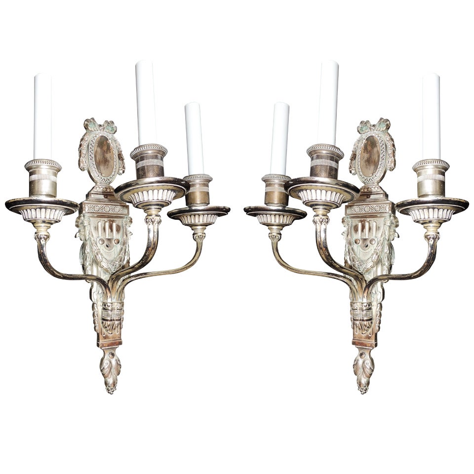 Raro set di 4 lampade Caldwell Neoclassiche a tre bracci in bronzo argentato con arco in nichel