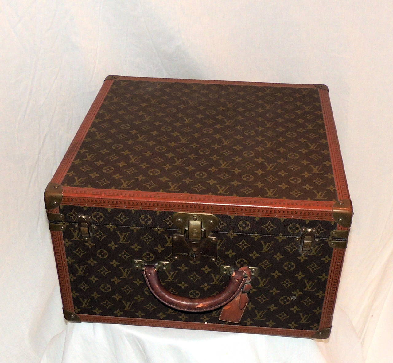 A wonderful small trunk from Louis Vuitton with original tray and keys. Very minor signs of use, some just from storage. The original tray is in very good condition and the original keys are included. The handle shows wear from handling and the