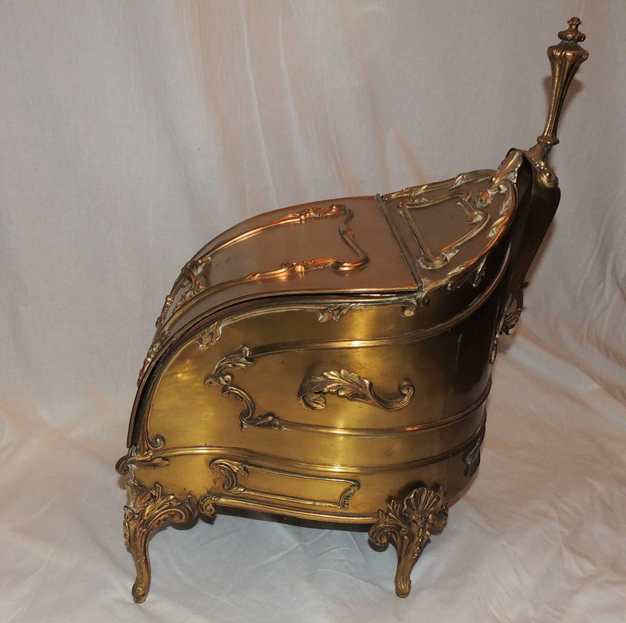 Wonderful French Bronze Brass Coal Scuttle Box with Original Insert and Shovel In Good Condition In Roslyn, NY